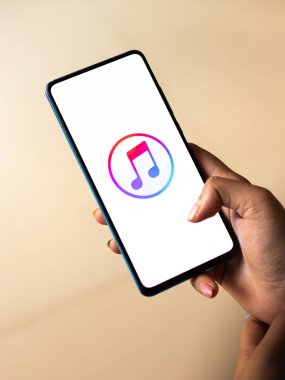Assam, Hindistan - 20 Aralık 2020: iTunes telefon ekranı görüntüsü logosu.