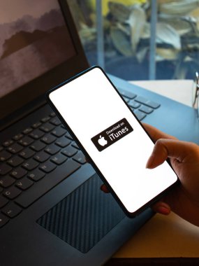 Assam, Hindistan - 20 Aralık 2020: iTunes telefon ekranı görüntüsü logosu.
