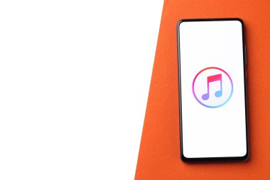 Assam, Hindistan - 20 Aralık 2020: iTunes telefon ekranı görüntüsü logosu.