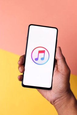 Assam, Hindistan - 20 Aralık 2020: iTunes telefon ekranı görüntüsü logosu.