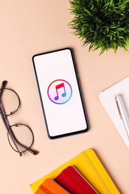 Assam, Hindistan - 20 Aralık 2020: iTunes telefon ekranı görüntüsü logosu.