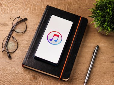Assam, Hindistan - 20 Aralık 2020: iTunes telefon ekranı görüntüsü logosu.