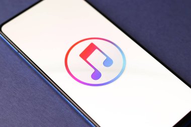 Assam, Hindistan - 20 Aralık 2020: iTunes telefon ekranı görüntüsü logosu.
