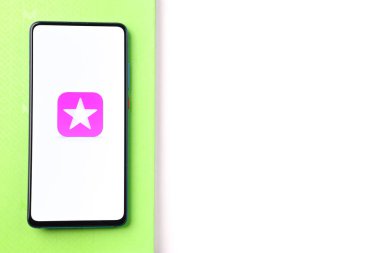 Assam, Hindistan - 30 Mart 2021: iTunes Store logosu telefon ekranı görüntüsü.