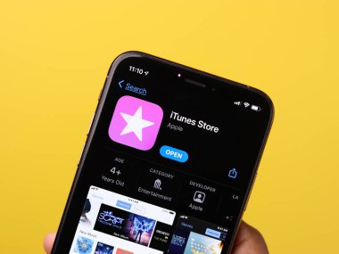 Assam, Hindistan - 30 Mart 2021: iTunes Store logosu telefon ekranı görüntüsü.