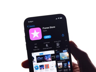 Assam, Hindistan - 30 Mart 2021: iTunes Store logosu telefon ekranı görüntüsü.