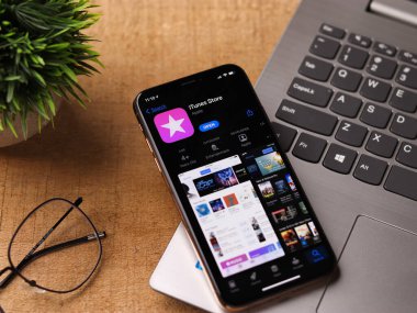 Assam, Hindistan - 30 Mart 2021: iTunes Store logosu telefon ekranı görüntüsü.