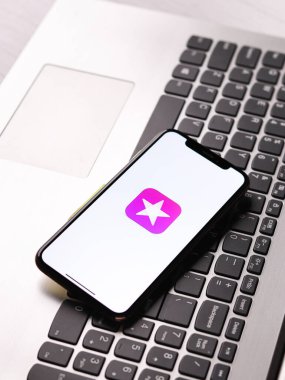 Assam, Hindistan - 30 Mart 2021: iTunes Store logosu telefon ekranı görüntüsü.