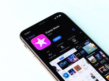 Assam, Hindistan - 30 Mart 2021: iTunes Store logosu telefon ekranı görüntüsü.