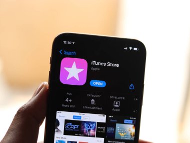 Assam, Hindistan - 30 Mart 2021: iTunes Store logosu telefon ekranı görüntüsü.