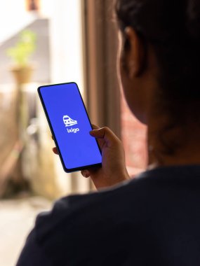 Assam, Hindistan - 22 Ağustos 2020: Telefon ekranı görüntüsünde Ixigo logosu.