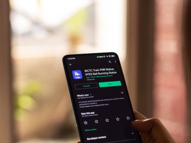 Assam, Hindistan - 22 Ağustos 2020: Telefon ekranı görüntüsünde Ixigo logosu.