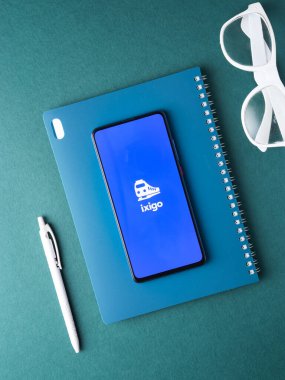 Assam, Hindistan - 22 Ağustos 2020: Telefon ekranı görüntüsünde Ixigo logosu.