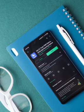 Assam, Hindistan - 22 Ağustos 2020: Telefon ekranı görüntüsünde Ixigo logosu.