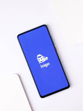Assam, Hindistan - 22 Ağustos 2020: Telefon ekranı görüntüsünde Ixigo logosu.