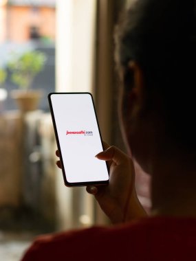 Assam, Hindistan - 29 Ekim 2020: Telefon ekranında Jeevansathi.com logosu.