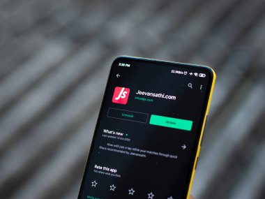 Assam, Hindistan - 29 Ekim 2020: Telefon ekranında Jeevansathi.com logosu.