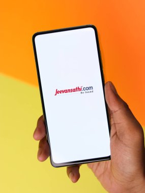 Assam, Hindistan - 29 Ekim 2020: Telefon ekranında Jeevansathi.com logosu.