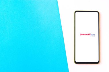 Assam, Hindistan - 29 Ekim 2020: Telefon ekranında Jeevansathi.com logosu.