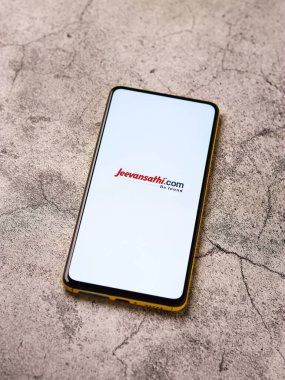 Assam, Hindistan - 29 Ekim 2020: Telefon ekranında Jeevansathi.com logosu.