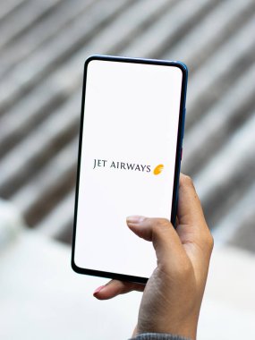 Assam, Hindistan - 20 Aralık 2020: Telefon ekranında Jet Airways logosu.