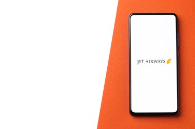 Assam, Hindistan - 20 Aralık 2020: Telefon ekranında Jet Airways logosu.