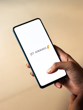 Assam, Hindistan - 20 Aralık 2020: Telefon ekranında Jet Airways logosu.