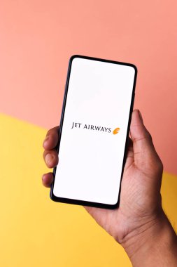 Assam, Hindistan - 20 Aralık 2020: Telefon ekranında Jet Airways logosu.
