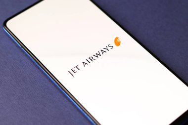 Assam, Hindistan - 20 Aralık 2020: Telefon ekranında Jet Airways logosu.