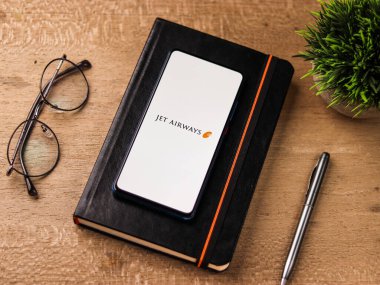 Assam, Hindistan - 20 Aralık 2020: Telefon ekranında Jet Airways logosu.