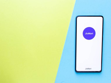 Assam, Hindistan - 7 Temmuz 2020: İnternetten alışveriş için Jiomart Kirana uygulaması.