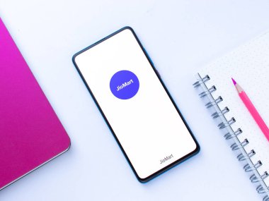 Assam, Hindistan - 7 Temmuz 2020: İnternetten alışveriş için Jiomart Kirana uygulaması.