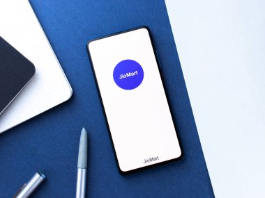 Assam, Hindistan - 7 Temmuz 2020: İnternetten alışveriş için Jiomart Kirana uygulaması.