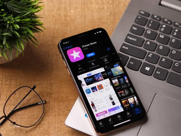 Assam, Hindistan - 30 Mart 2021: iTunes Store logosu telefon ekranı görüntüsü.