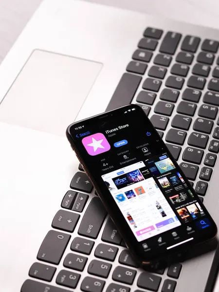 Assam, Hindistan - 30 Mart 2021: iTunes Store logosu telefon ekranı görüntüsü.