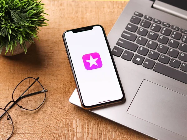 Assam, Hindistan - 30 Mart 2021: iTunes Store logosu telefon ekranı görüntüsü.