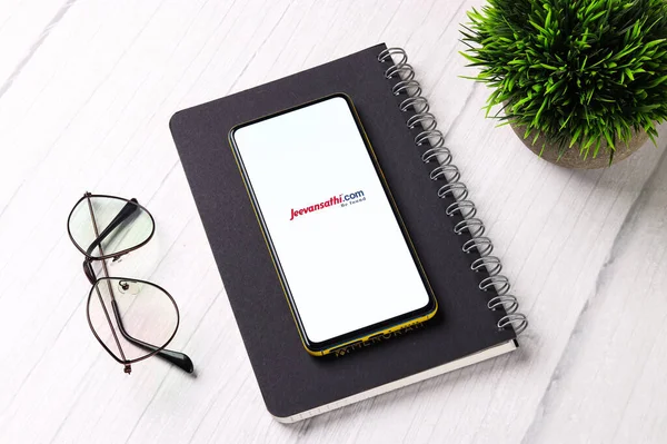Assam, Hindistan - 29 Ekim 2020: Telefon ekranında Jeevansathi.com logosu.