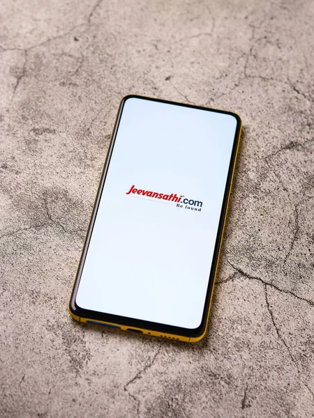 Assam, Hindistan - 29 Ekim 2020: Telefon ekranında Jeevansathi.com logosu.