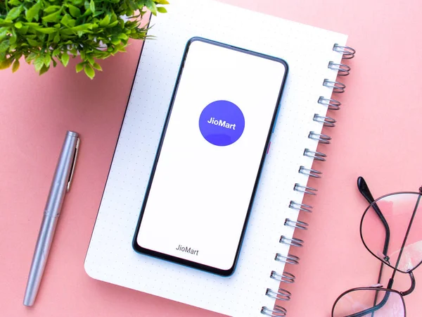 Assam, Hindistan - 7 Temmuz 2020: İnternetten alışveriş için Jiomart Kirana uygulaması.
