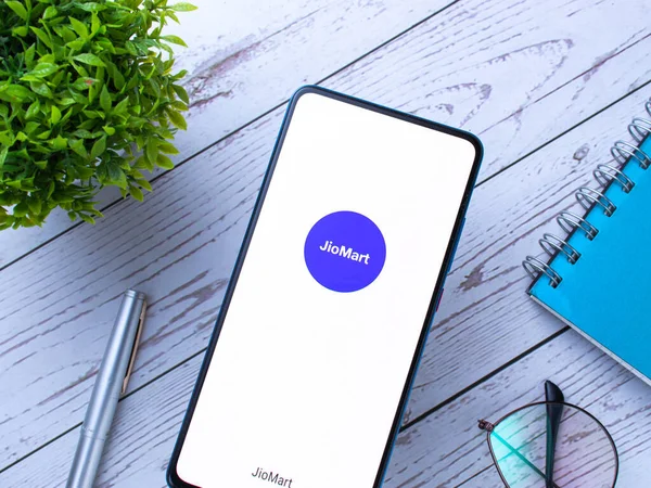 Assam, Hindistan - 7 Temmuz 2020: İnternetten alışveriş için Jiomart Kirana uygulaması.