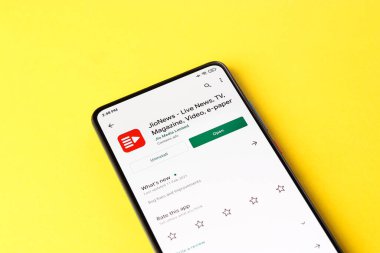 Assam, Hindistan - 10 Nisan 2021: Telefon ekranında Jio haber logosu.
