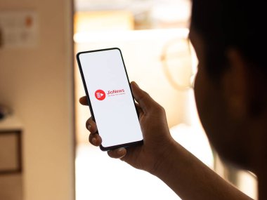 Assam, Hindistan - 10 Nisan 2021: Telefon ekranında Jio haber logosu.