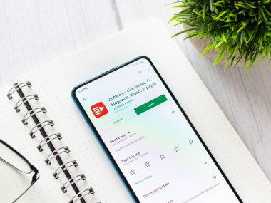 Assam, Hindistan - 10 Nisan 2021: Telefon ekranında Jio haber logosu.