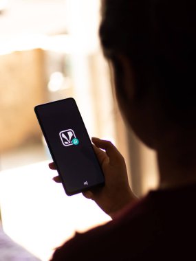 Assam, Hindistan - 09 Haziran 2020: Müzik, radyo ve podcast için JioSaavn uygulaması. 