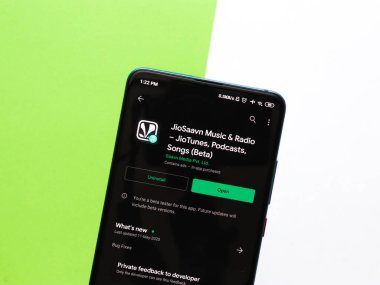 Assam, Hindistan - 09 Haziran 2020: Müzik, radyo ve podcast için JioSaavn uygulaması. 