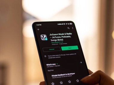 Assam, Hindistan - 09 Haziran 2020: Müzik, radyo ve podcast için JioSaavn uygulaması. 