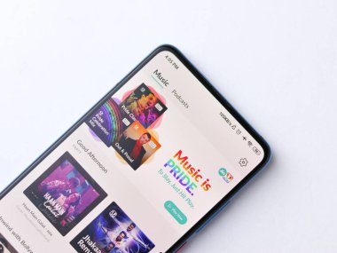 Assam, Hindistan - 09 Haziran 2020: Müzik, radyo ve podcast için JioSaavn uygulaması. 