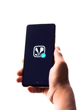 Assam, Hindistan - 09 Haziran 2020: Müzik, radyo ve podcast için JioSaavn uygulaması. 