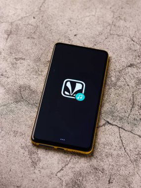 Assam, Hindistan - 09 Haziran 2020: Müzik, radyo ve podcast için JioSaavn uygulaması. 