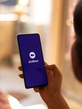 Assam, Hindistan - 5 Temmuz 2020: Jiomeet bir video konferans uygulaması.